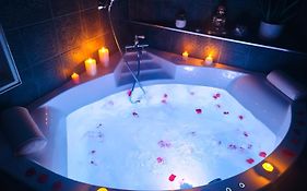 La Jungle Insolite, Spa, Ecran Cinema, Lit A Baldaquin King Size, Day Use, 10 Min Centre